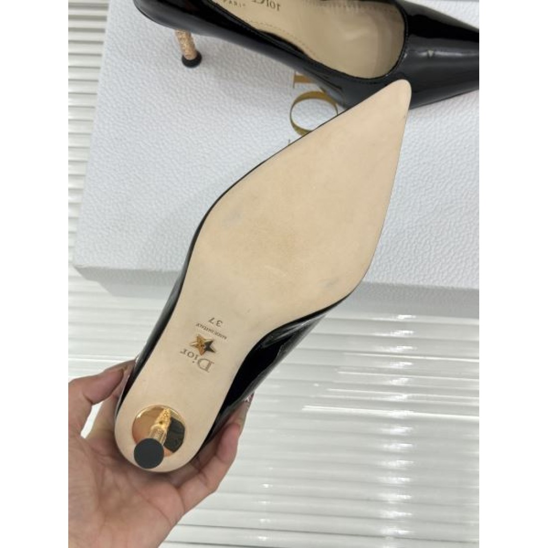 エナメル仕上げ Christian Dior クリスチャンディオール コピー パンプス レッドカラー ポインテッドトゥ シャープライン ヒールデザイン 足元アクセント