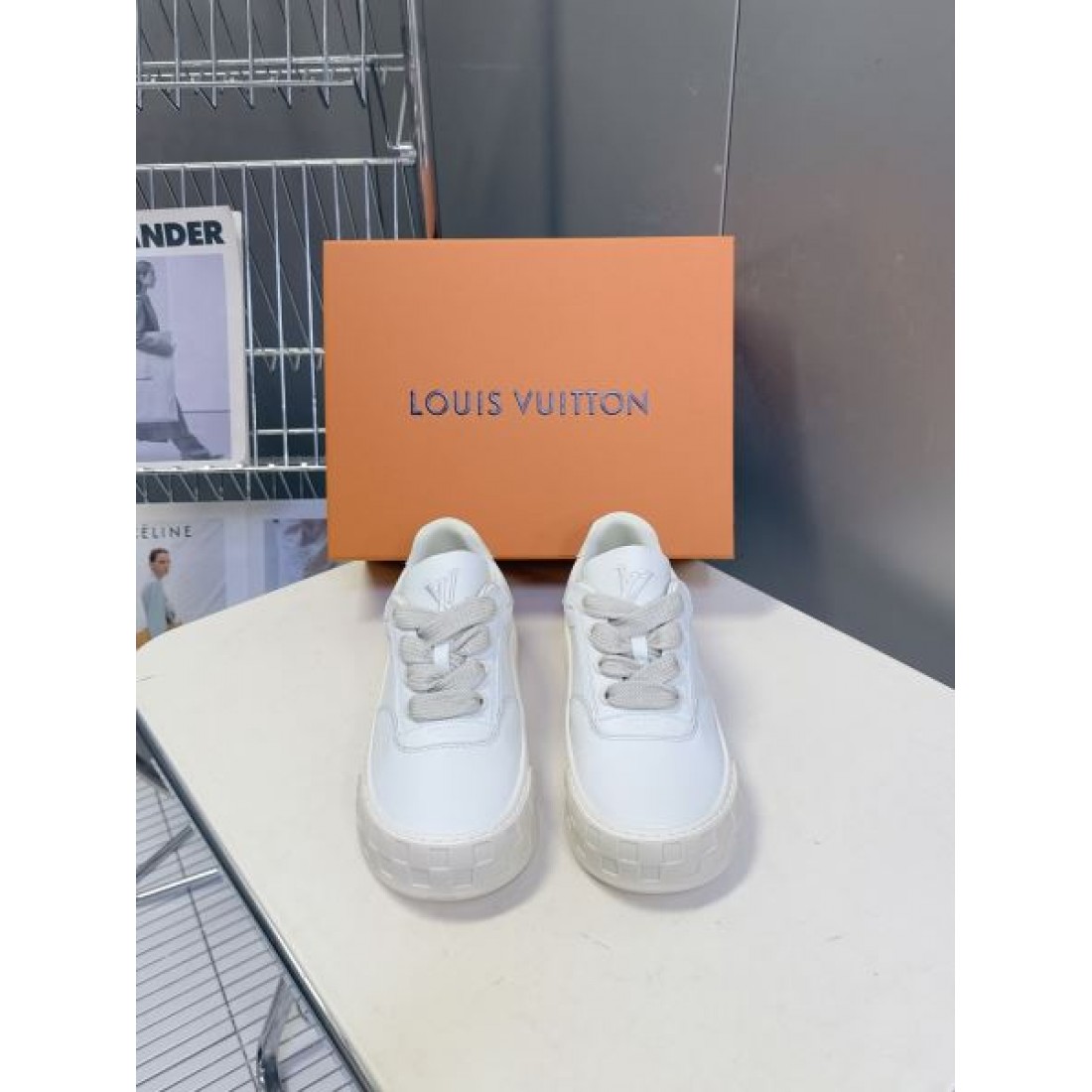 ローカット ボリュームソール レースアップ ウォーキングシューズ 人気モデル Louis Vuitton ルイヴィトン コピー スニーカー