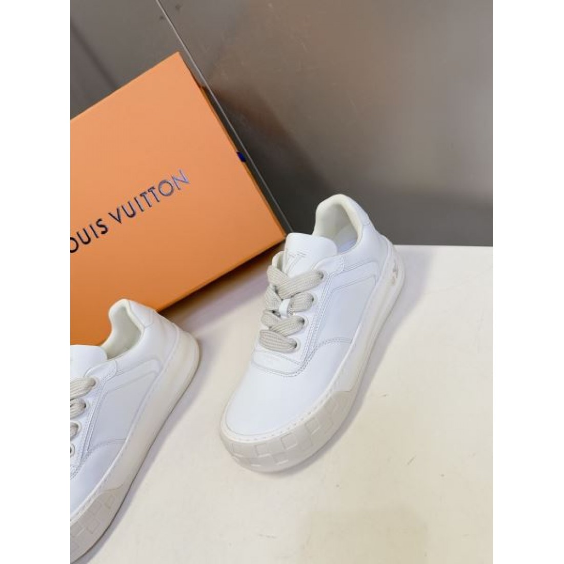 ローカット ボリュームソール レースアップ ウォーキングシューズ 人気モデル Louis Vuitton ルイヴィトン コピー スニーカー