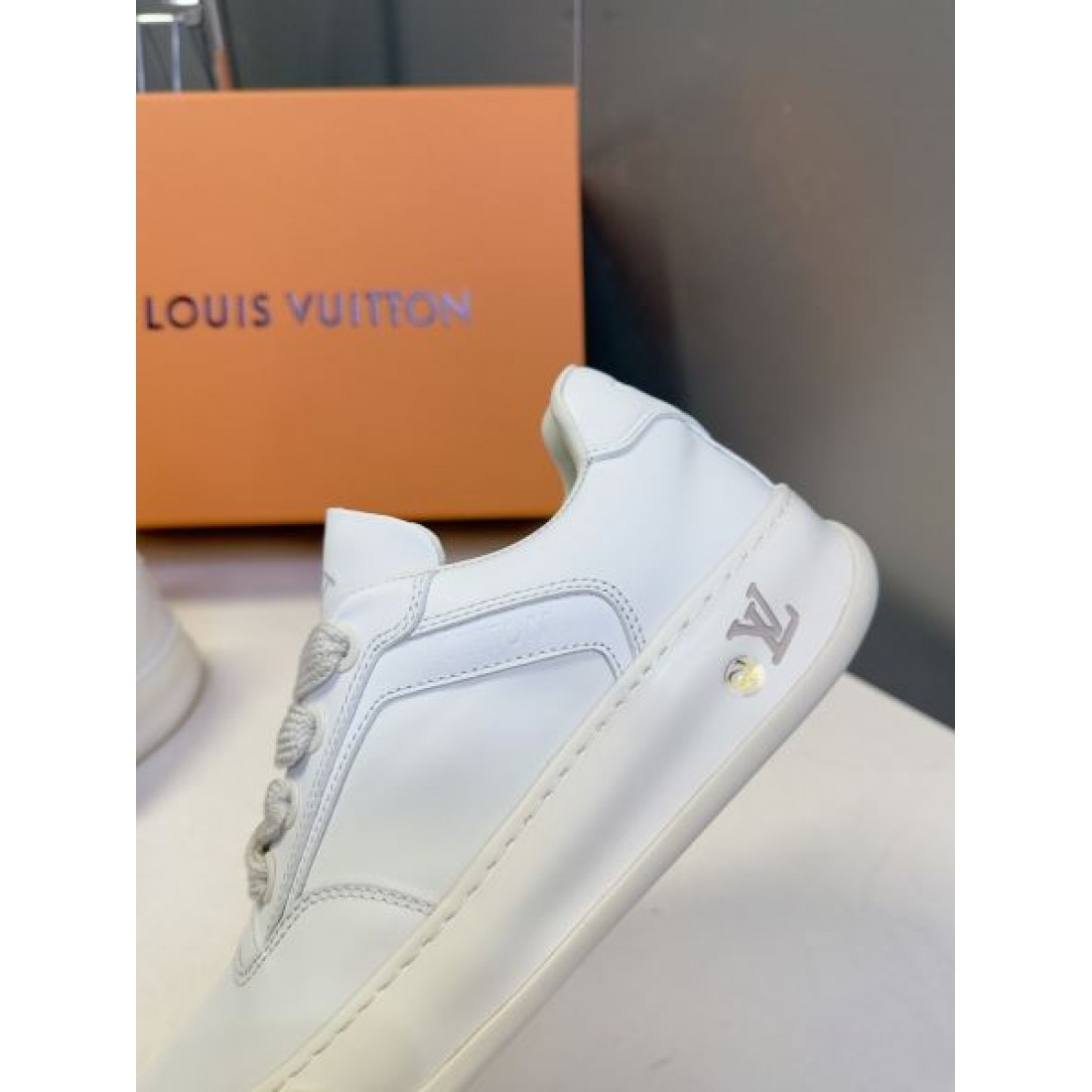 ローカット ボリュームソール レースアップ ウォーキングシューズ 人気モデル Louis Vuitton ルイヴィトン コピー スニーカー