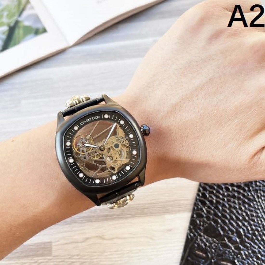クラシック 高級感 Cartier カルティエ コピー 腕時計 自動巻き 機械式 スケルトンダイヤル ラウンドケース レザーベルト ローマインデックス