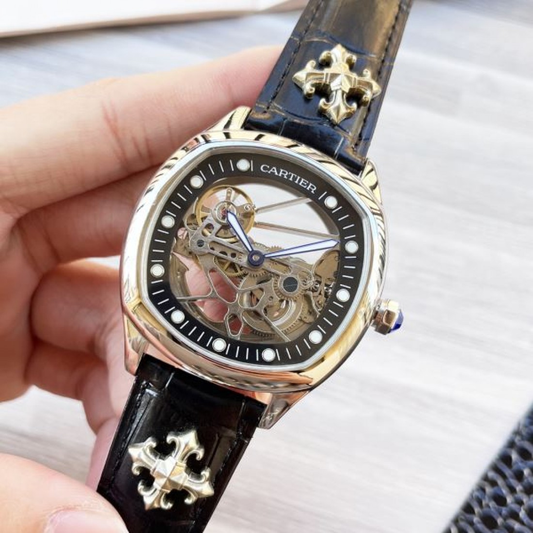 クラシック 高級感 Cartier カルティエ コピー 腕時計 自動巻き 機械式 スケルトンダイヤル ラウンドケース レザーベルト ローマインデックス