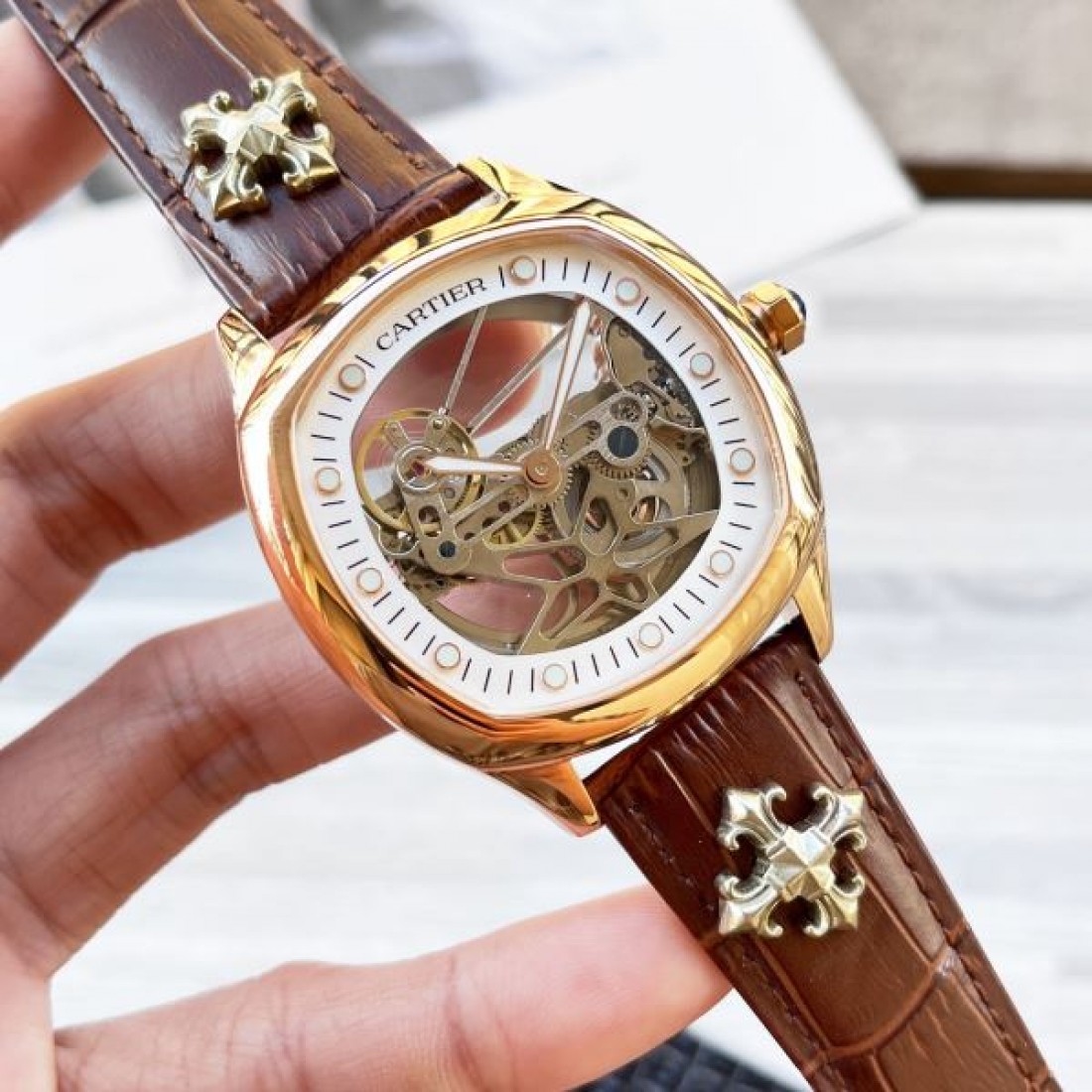 クラシック 高級感 Cartier カルティエ コピー 腕時計 自動巻き 機械式 スケルトンダイヤル ラウンドケース レザーベルト ローマインデックス