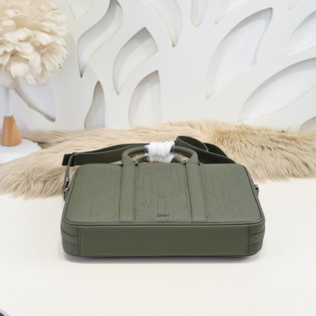 ビジネス 上質 PRADA プラダ コピー トートバッグ サフィアーノレザー 縦型フォルム 大容量収納 ダブルハンドル シンプルデザイン 通勤対応