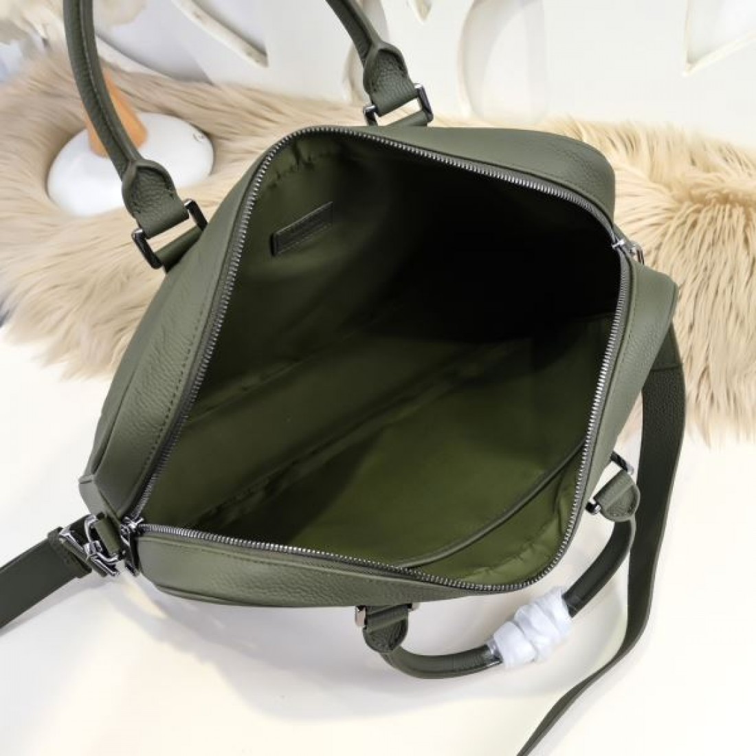 ビジネス 上質 PRADA プラダ コピー トートバッグ サフィアーノレザー 縦型フォルム 大容量収納 ダブルハンドル シンプルデザイン 通勤対応
