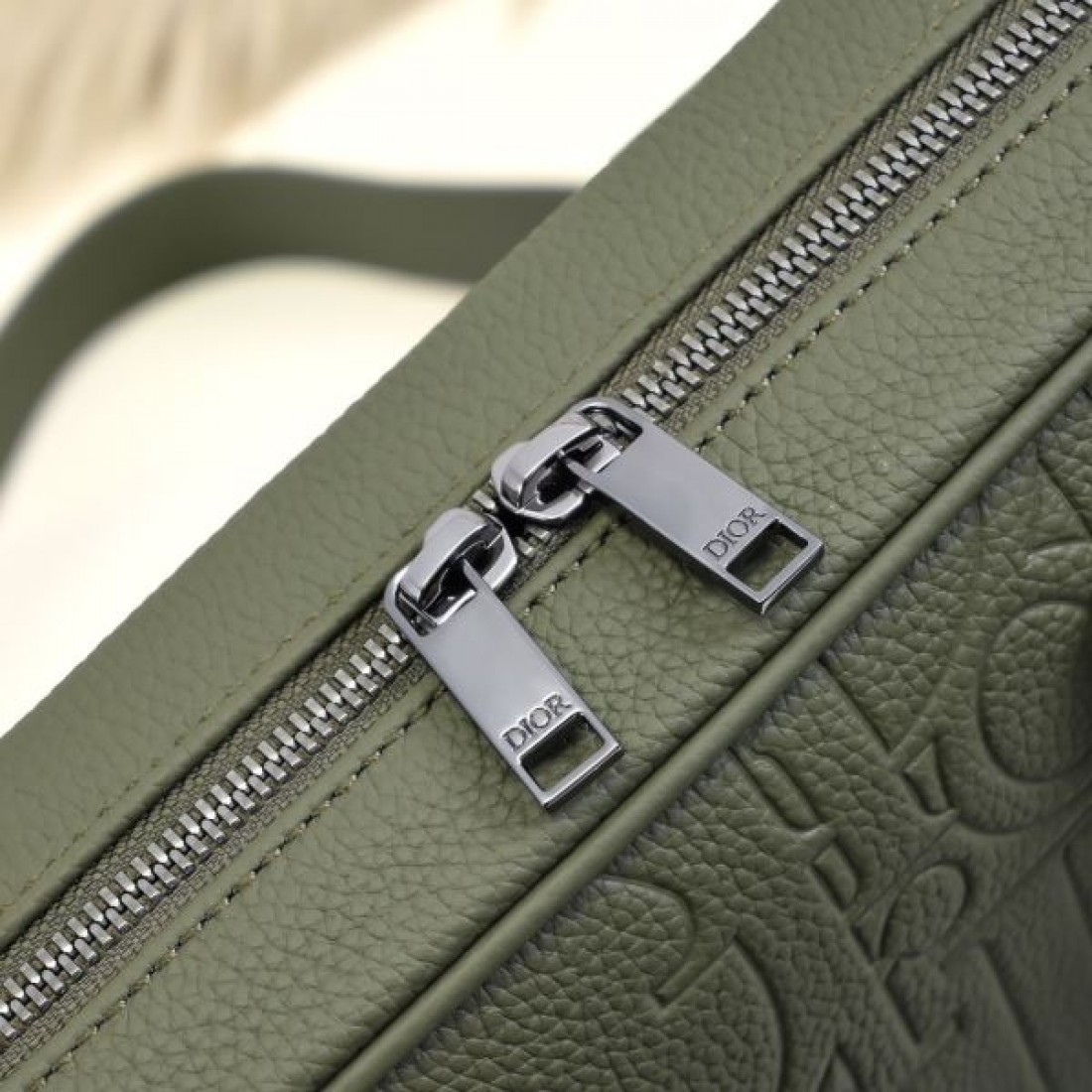ビジネス 上質 PRADA プラダ コピー トートバッグ サフィアーノレザー 縦型フォルム 大容量収納 ダブルハンドル シンプルデザイン 通勤対応