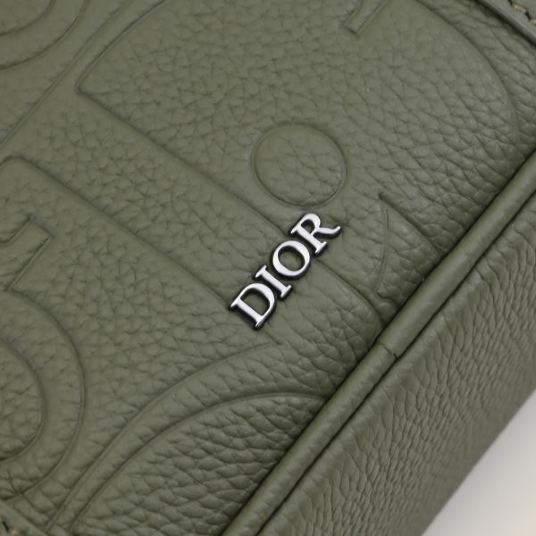 ビジネス 上質 PRADA プラダ コピー トートバッグ サフィアーノレザー 縦型フォルム 大容量収納 ダブルハンドル シンプルデザイン 通勤対応