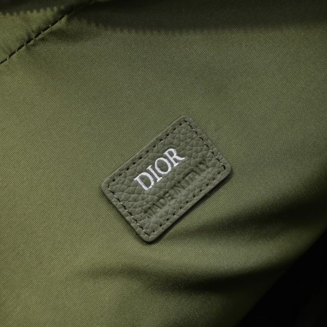 ビジネス 上質 PRADA プラダ コピー トートバッグ サフィアーノレザー 縦型フォルム 大容量収納 ダブルハンドル シンプルデザイン 通勤対応