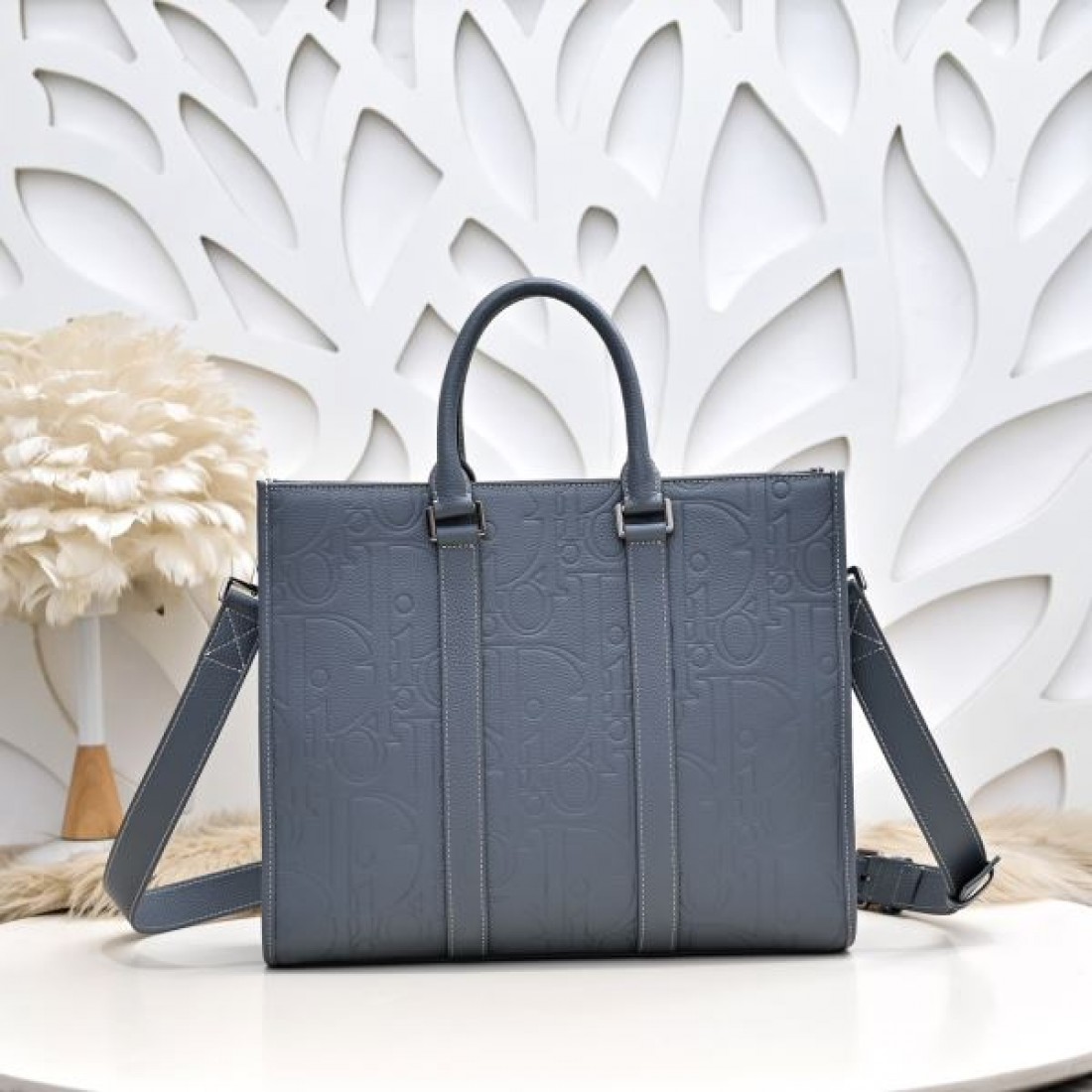ビジネス 上品 Dior ディオール コピー トートバッグ エンボスレザー スクエアフォルム 縦型デザイン 大容量収納 ハンド＋ショルダー2WAY 通勤対応