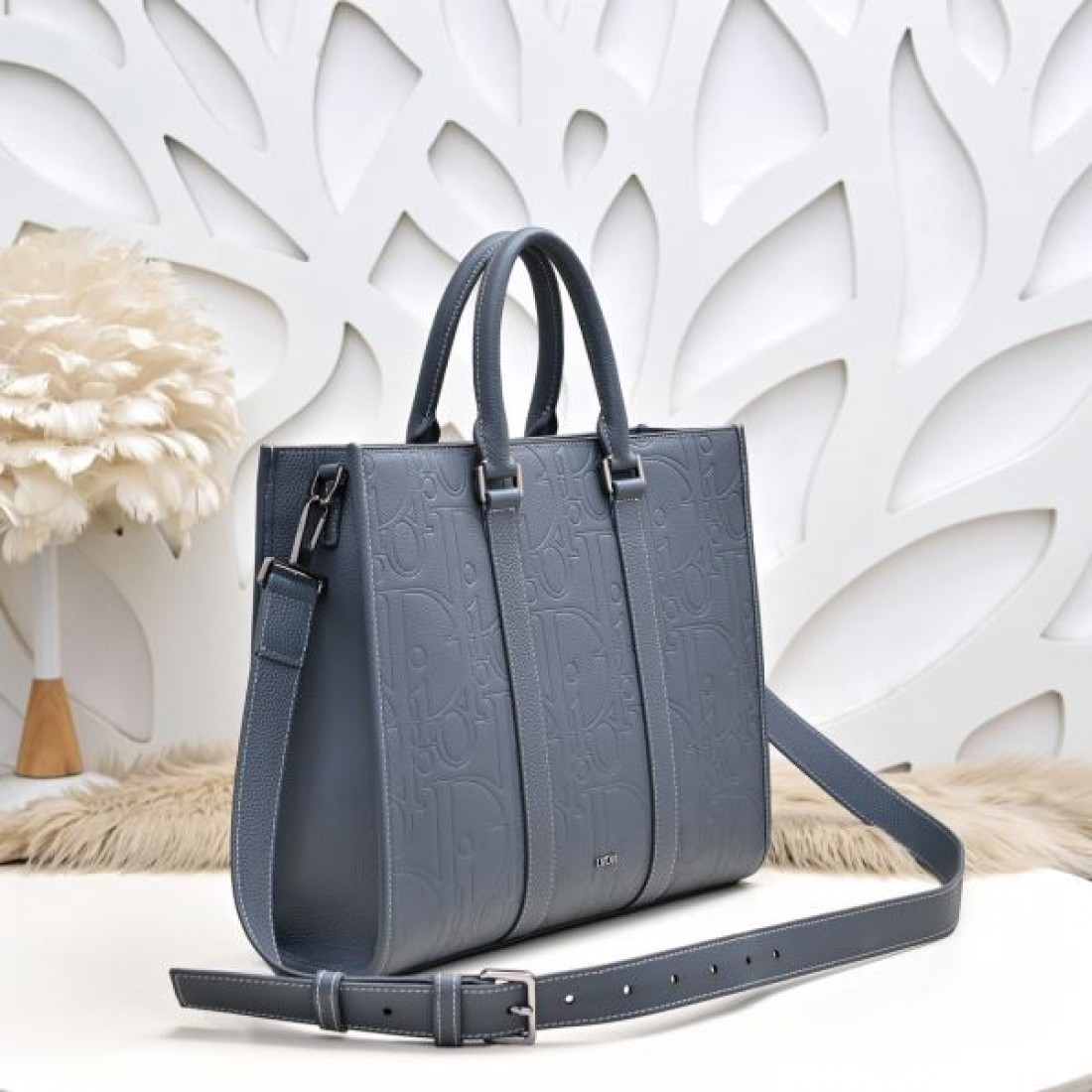 ビジネス 上品 Dior ディオール コピー トートバッグ エンボスレザー スクエアフォルム 縦型デザイン 大容量収納 ハンド＋ショルダー2WAY 通勤対応