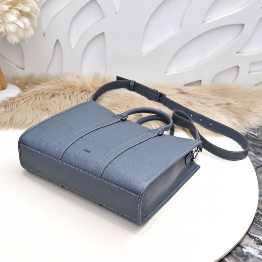 ビジネス 上品 Dior ディオール コピー トートバッグ エンボスレザー スクエアフォルム 縦型デザイン 大容量収納 ハンド＋ショルダー2WAY 通勤対応