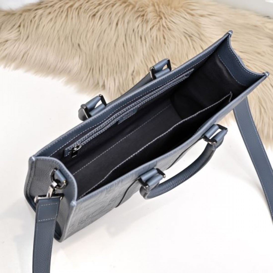 ビジネス 上品 Dior ディオール コピー トートバッグ エンボスレザー スクエアフォルム 縦型デザイン 大容量収納 ハンド＋ショルダー2WAY 通勤対応