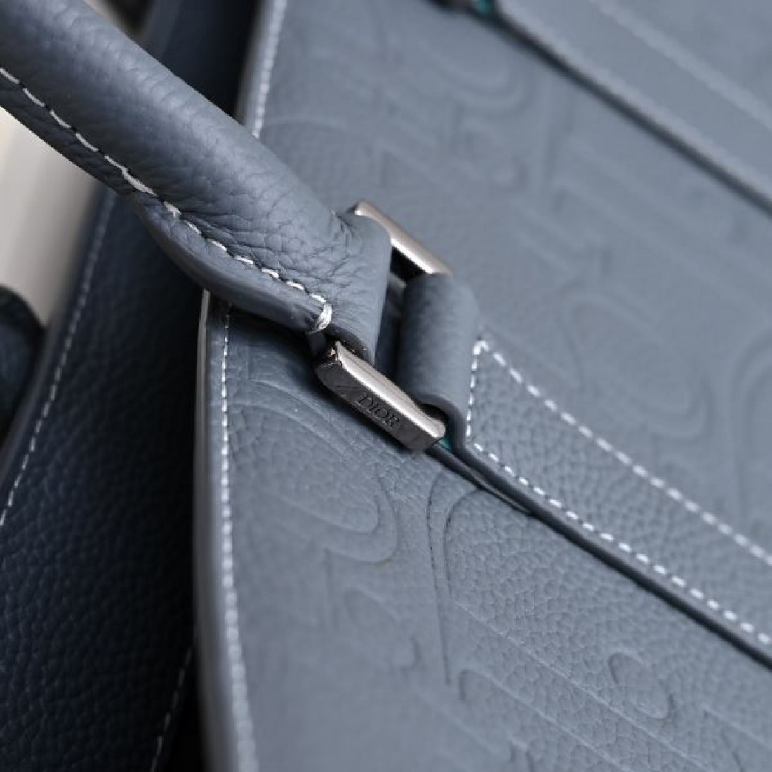 ビジネス 上品 Dior ディオール コピー トートバッグ エンボスレザー スクエアフォルム 縦型デザイン 大容量収納 ハンド＋ショルダー2WAY 通勤対応