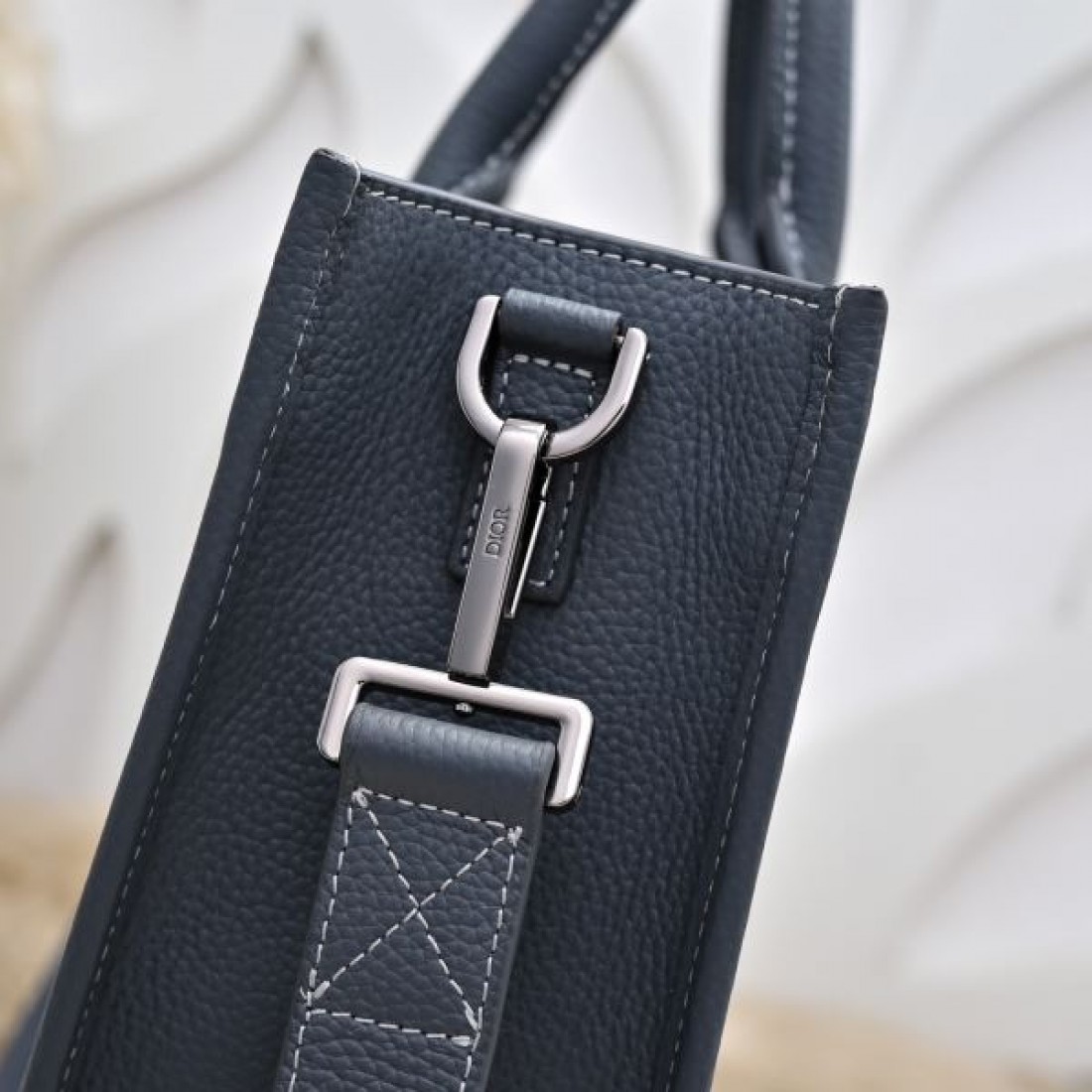 ビジネス 上品 Dior ディオール コピー トートバッグ エンボスレザー スクエアフォルム 縦型デザイン 大容量収納 ハンド＋ショルダー2WAY 通勤対応