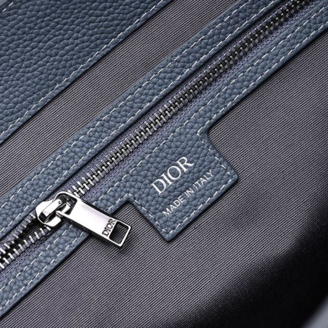 ビジネス 上品 Dior ディオール コピー トートバッグ エンボスレザー スクエアフォルム 縦型デザイン 大容量収納 ハンド＋ショルダー2WAY 通勤対応