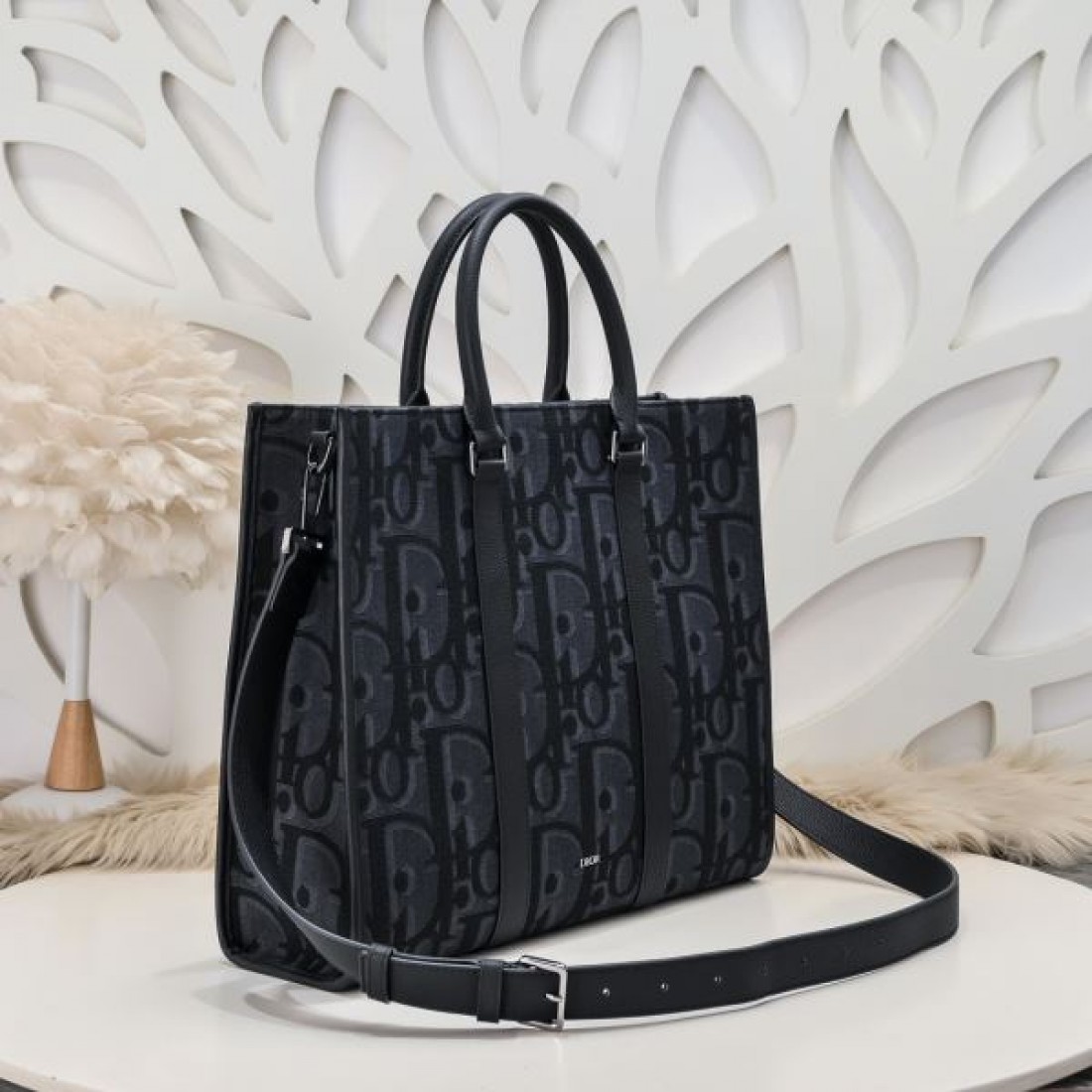 シンプル 機能性 Dior ディオール コピー トートバッグ オブリークパターン 横長フォルム ファスナー開閉 調節可能ストラップ ビジネス対応
