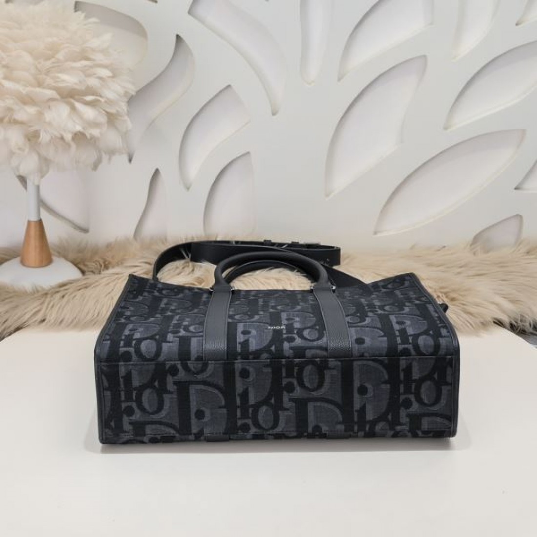 シンプル 機能性 Dior ディオール コピー トートバッグ オブリークパターン 横長フォルム ファスナー開閉 調節可能ストラップ ビジネス対応