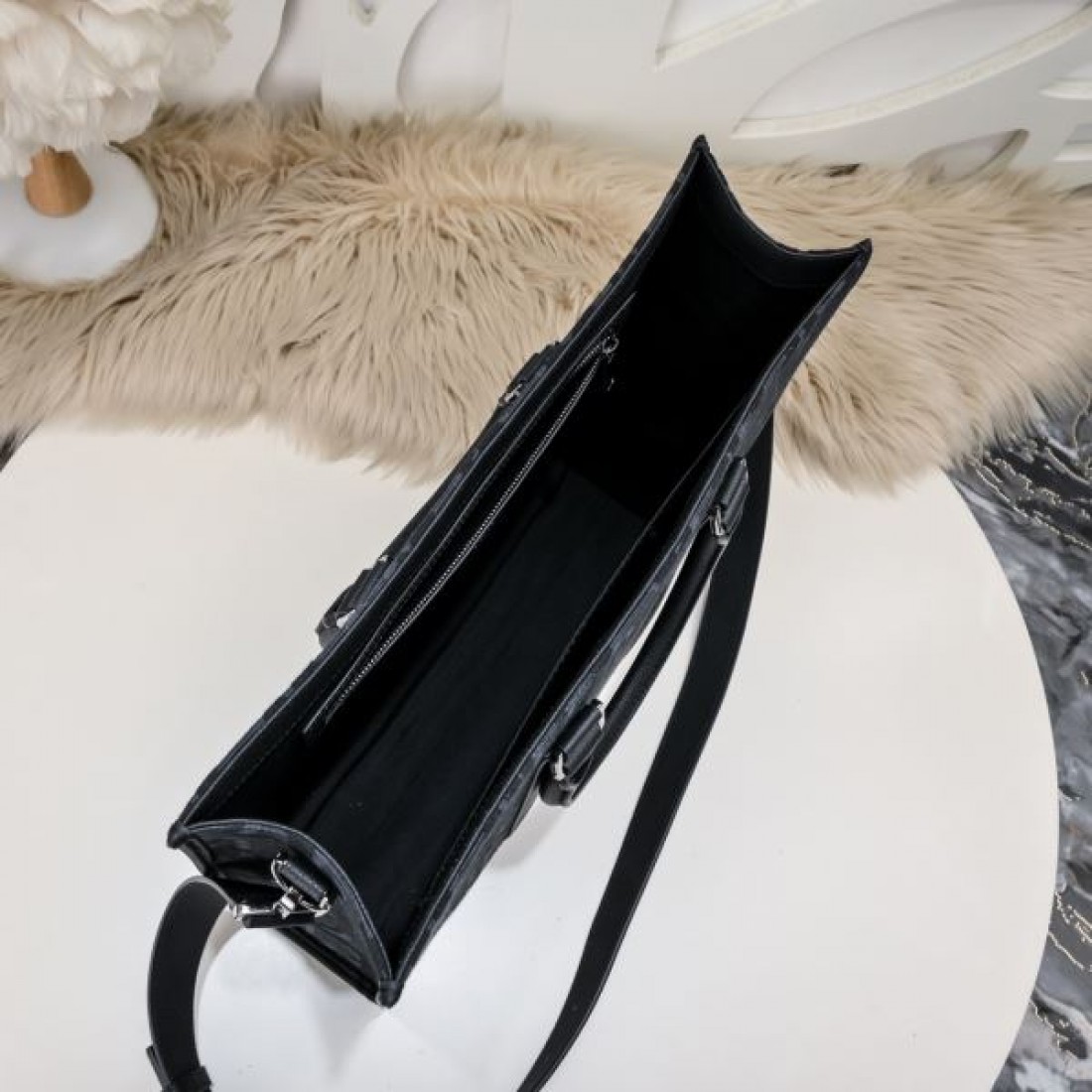 シンプル 機能性 Dior ディオール コピー トートバッグ オブリークパターン 横長フォルム ファスナー開閉 調節可能ストラップ ビジネス対応