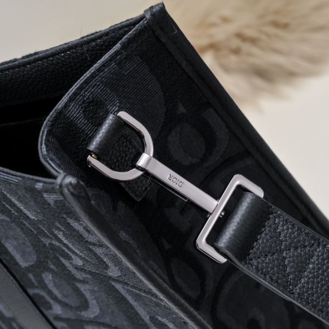 シンプル 機能性 Dior ディオール コピー トートバッグ オブリークパターン 横長フォルム ファスナー開閉 調節可能ストラップ ビジネス対応