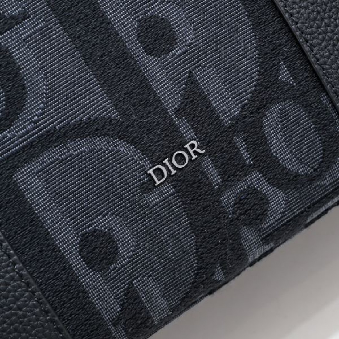 シンプル 機能性 Dior ディオール コピー トートバッグ オブリークパターン 横長フォルム ファスナー開閉 調節可能ストラップ ビジネス対応