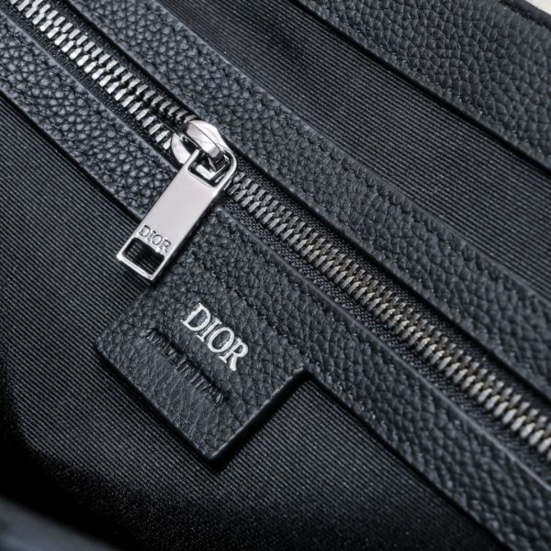 シンプル 機能性 Dior ディオール コピー トートバッグ オブリークパターン 横長フォルム ファスナー開閉 調節可能ストラップ ビジネス対応