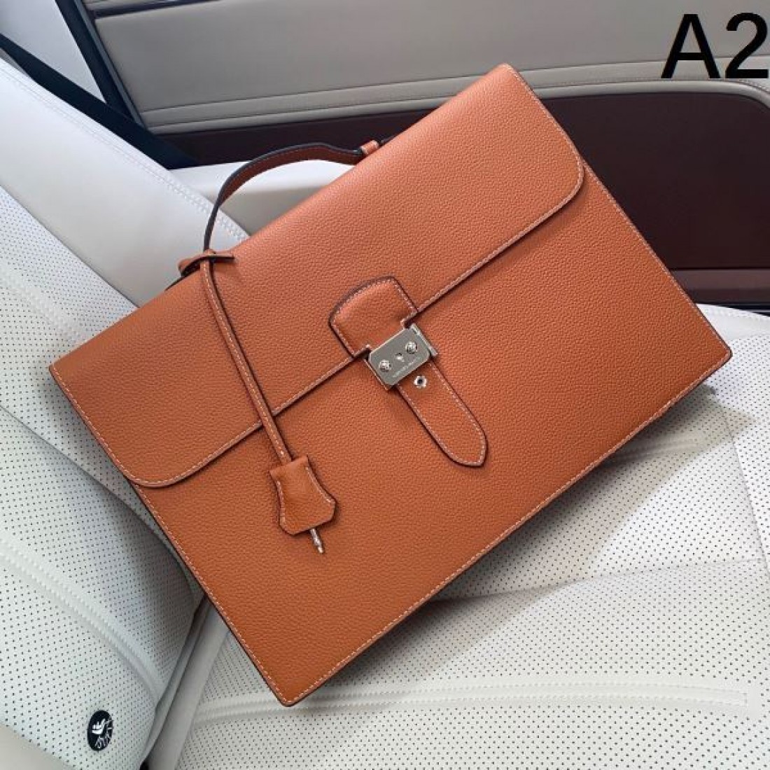 ラグジュアリー 上質 HERMES エルメス コピー ハンドバッグ トゴレザー フラップデザイン ターンロック金具 横型フォルム 大容量収納 ビジネス対応