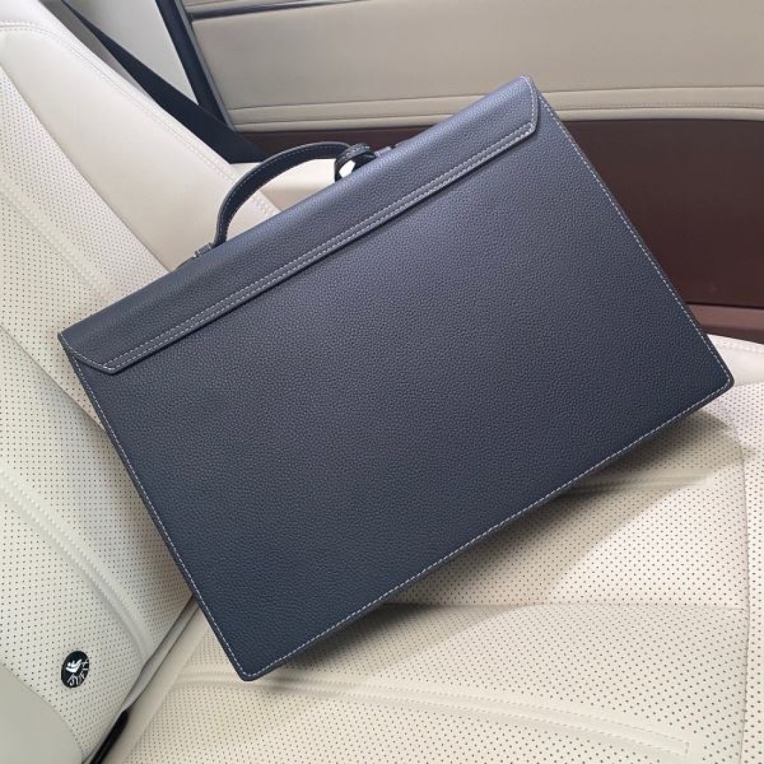 ラグジュアリー 上質 HERMES エルメス コピー ハンドバッグ トゴレザー フラップデザイン ターンロック金具 横型フォルム 大容量収納 ビジネス対応