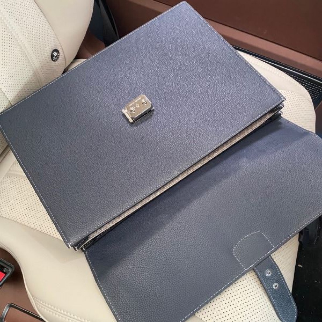 ラグジュアリー 上質 HERMES エルメス コピー ハンドバッグ トゴレザー フラップデザイン ターンロック金具 横型フォルム 大容量収納 ビジネス対応