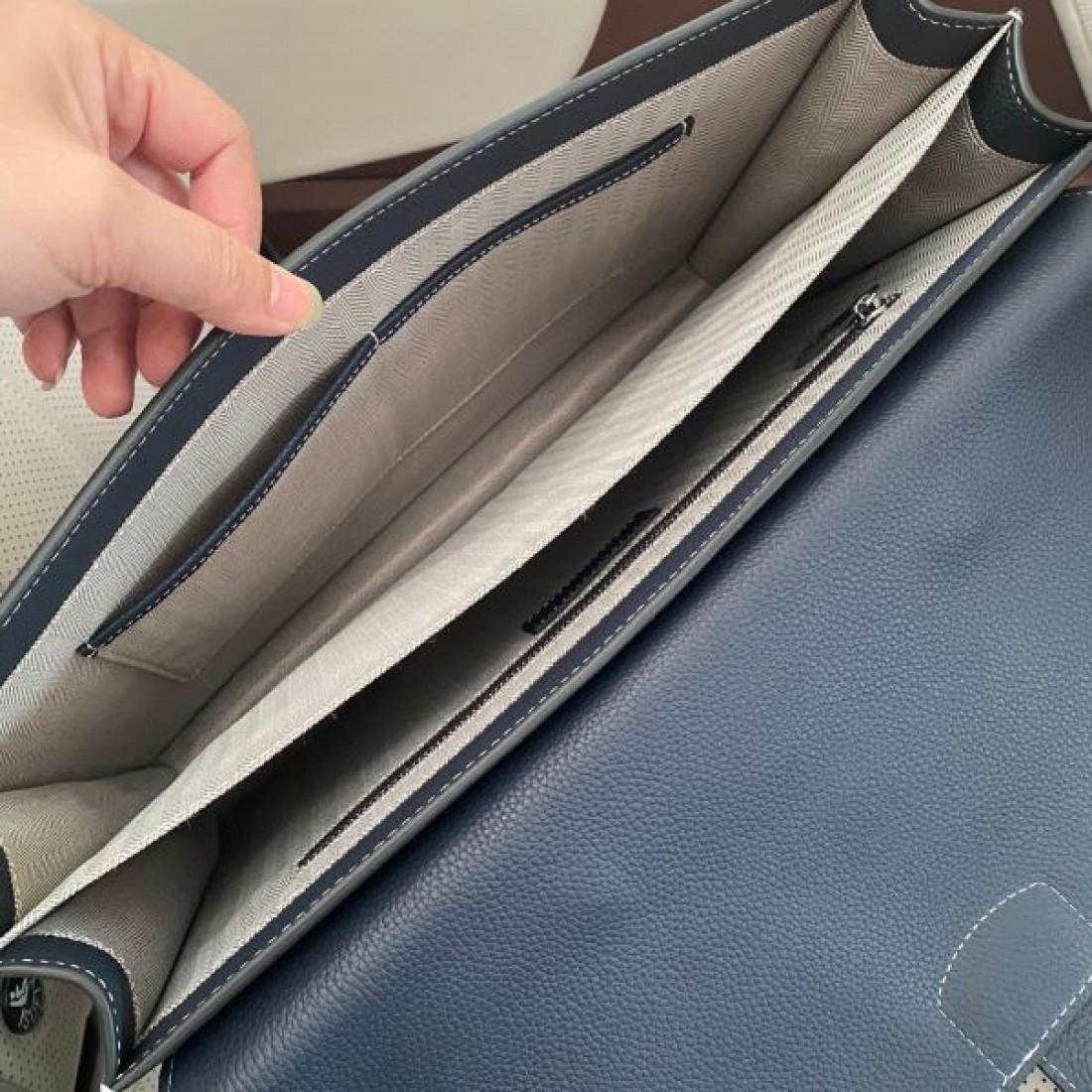 ラグジュアリー 上質 HERMES エルメス コピー ハンドバッグ トゴレザー フラップデザイン ターンロック金具 横型フォルム 大容量収納 ビジネス対応