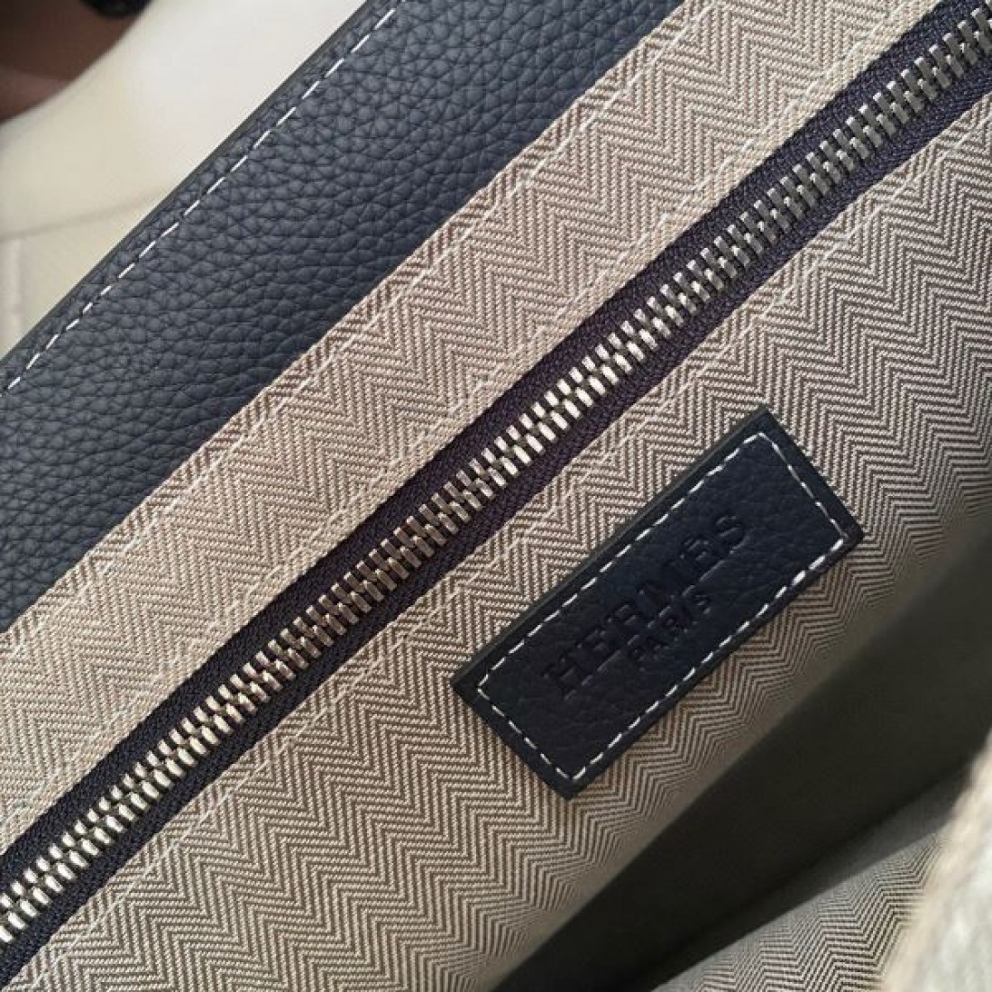 ラグジュアリー 上質 HERMES エルメス コピー ハンドバッグ トゴレザー フラップデザイン ターンロック金具 横型フォルム 大容量収納 ビジネス対応