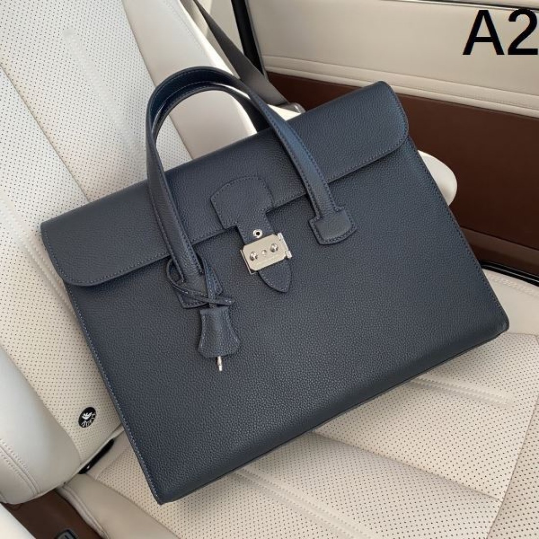 クラシック 上品 HERMES エルメス コピー ブリーフバッグ レザー素材 横長デザイン ダブルハンドル仕様 高級感仕上げ 大容量収納 ビジネス向け