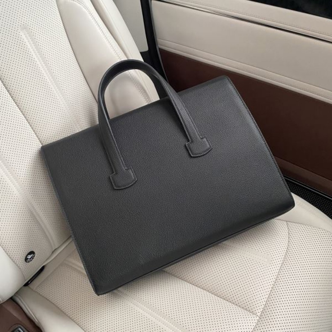 クラシック 上品 HERMES エルメス コピー ブリーフバッグ レザー素材 横長デザイン ダブルハンドル仕様 高級感仕上げ 大容量収納 ビジネス向け