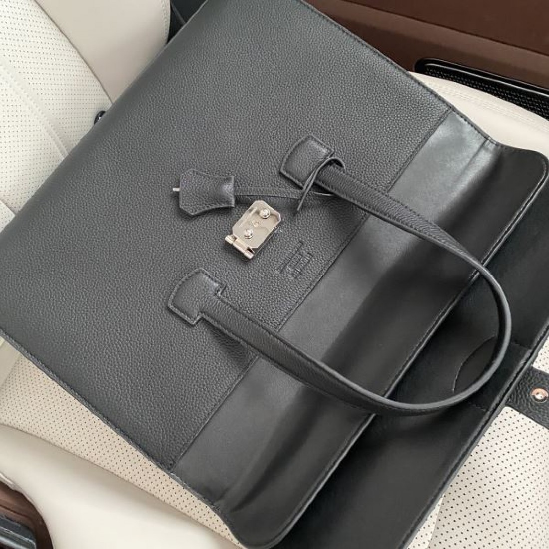 クラシック 上品 HERMES エルメス コピー ブリーフバッグ レザー素材 横長デザイン ダブルハンドル仕様 高級感仕上げ 大容量収納 ビジネス向け