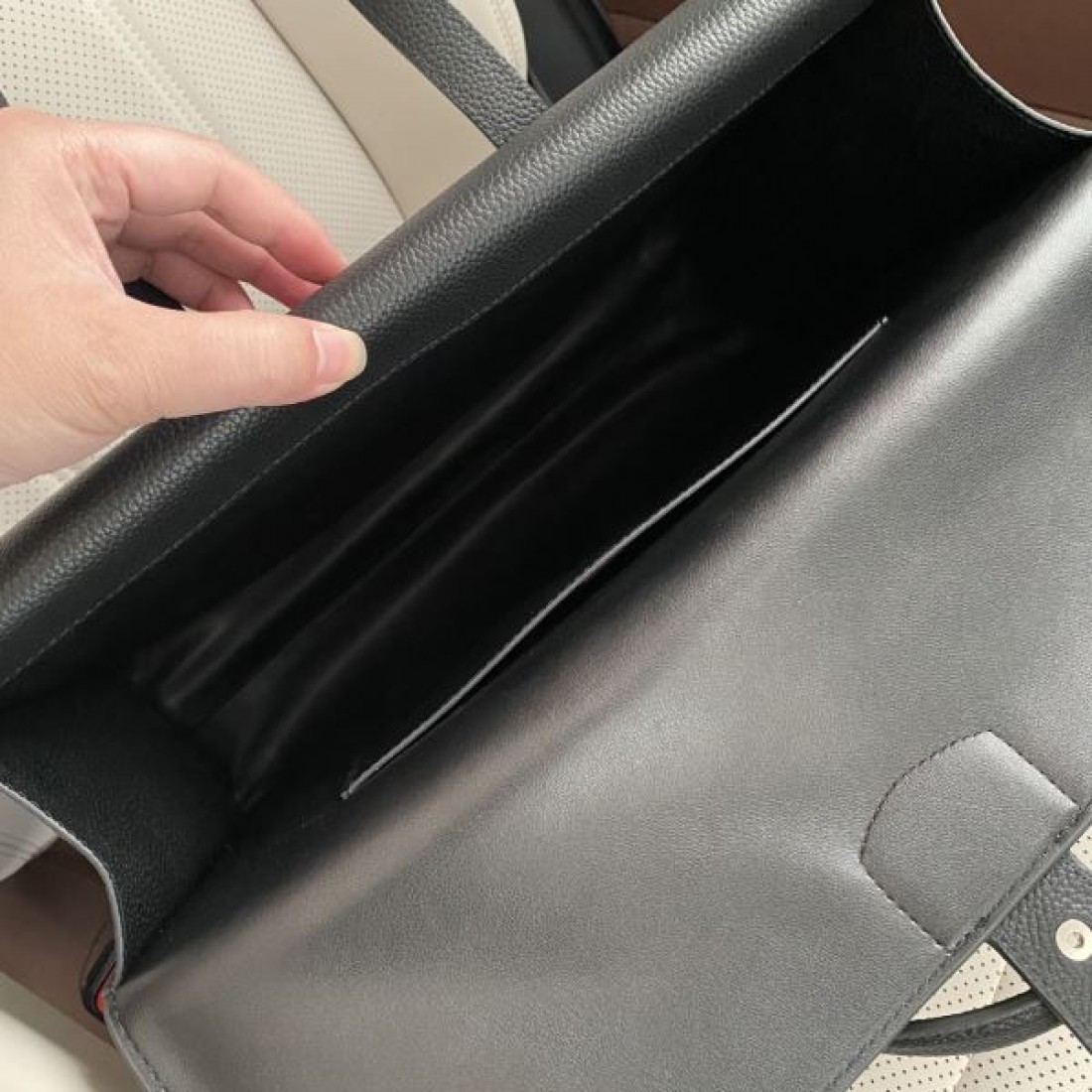 クラシック 上品 HERMES エルメス コピー ブリーフバッグ レザー素材 横長デザイン ダブルハンドル仕様 高級感仕上げ 大容量収納 ビジネス向け