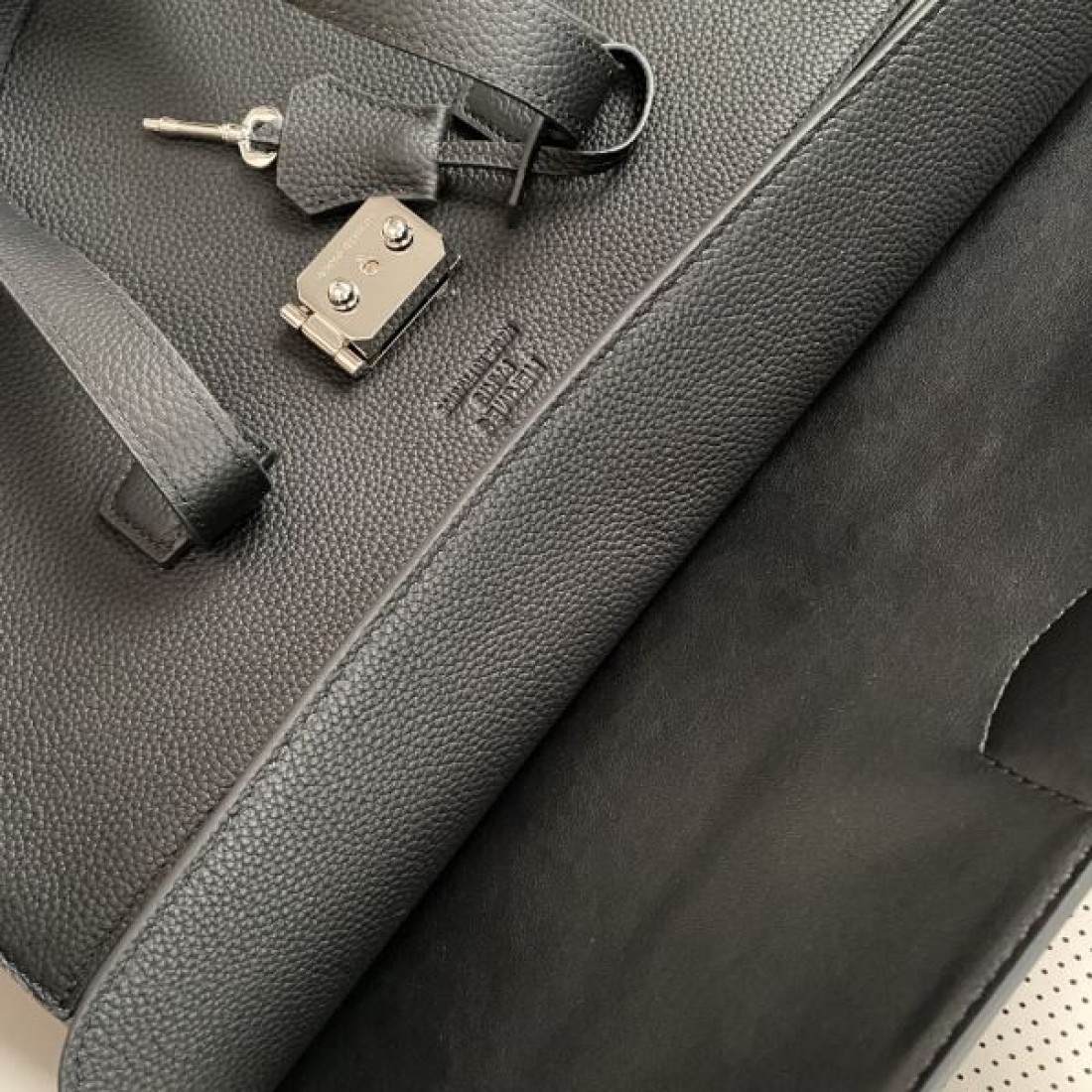 クラシック 上品 HERMES エルメス コピー ブリーフバッグ レザー素材 横長デザイン ダブルハンドル仕様 高級感仕上げ 大容量収納 ビジネス向け