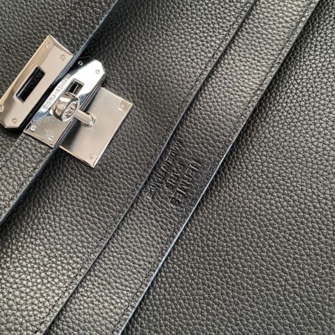 エルメス コピー ブリーフバッグ レザー素材 横長デザイン ダブルハンドル仕様 高級感仕上げ 大容量収納 ビジネス向け クラシック 上品 HERMES