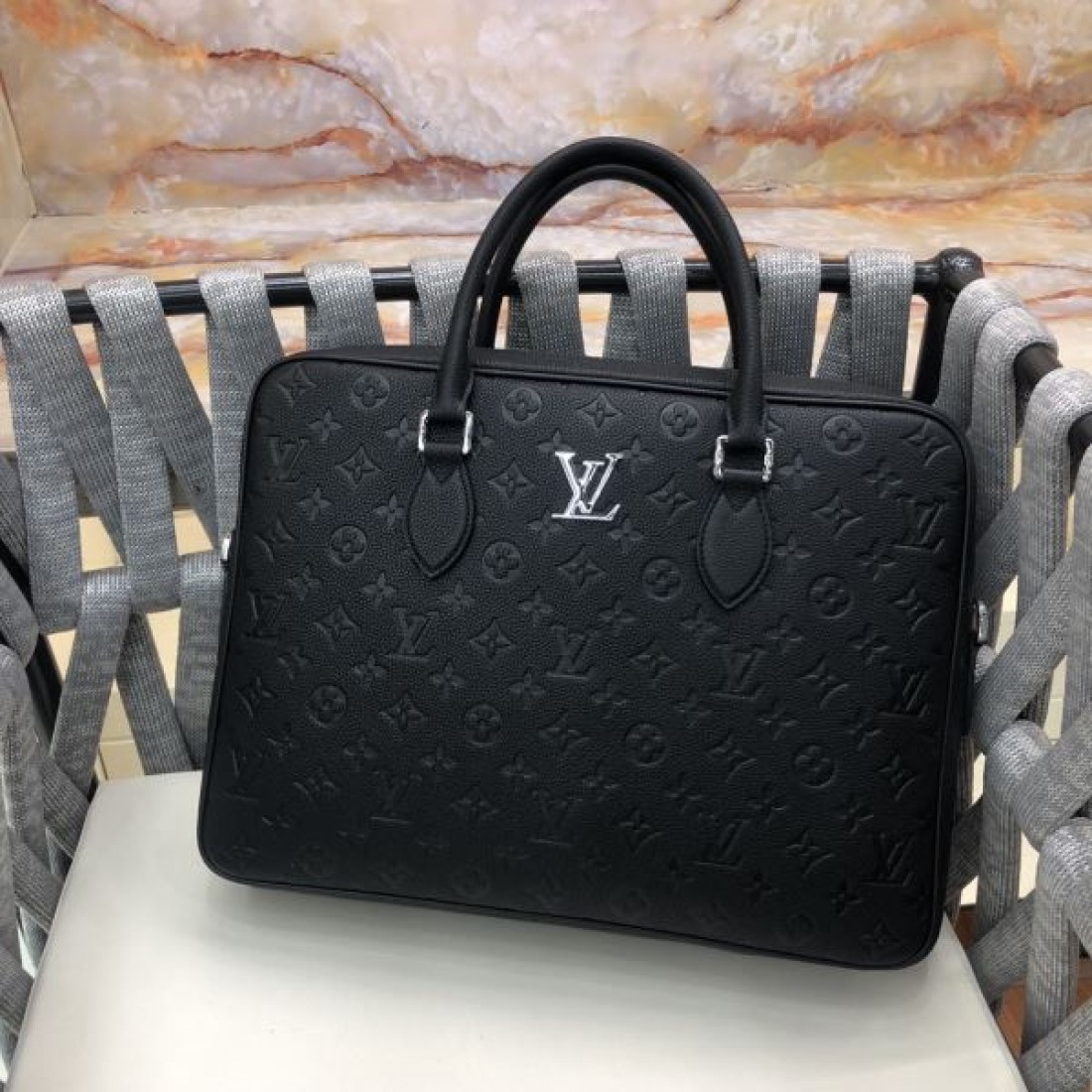 実用性 Louis Vuitton ルイヴィトン コピー ビジネストート モノグラムエンボス 大容量収納 シンプル外観 軽量設計 デイリー対応