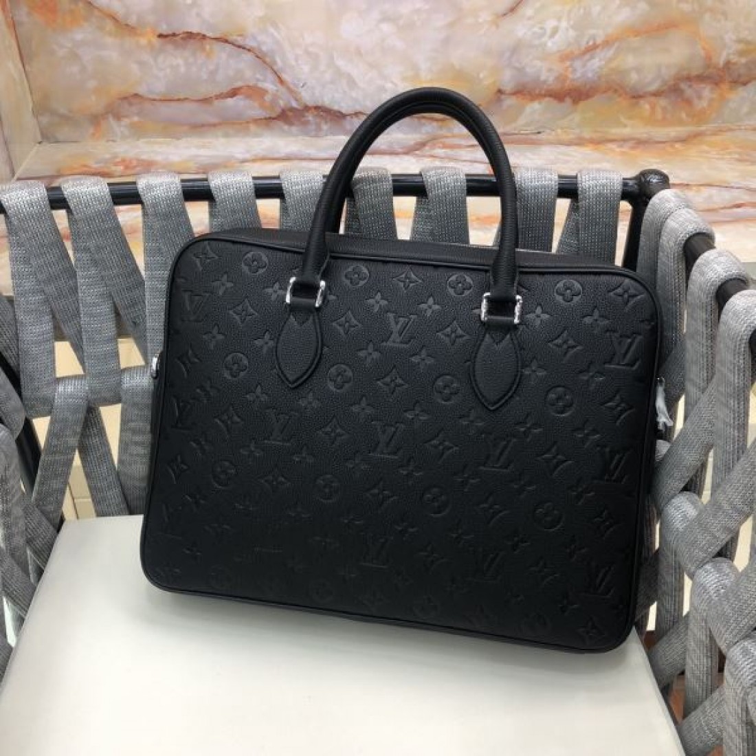実用性 Louis Vuitton ルイヴィトン コピー ビジネストート モノグラムエンボス 大容量収納 シンプル外観 軽量設計 デイリー対応