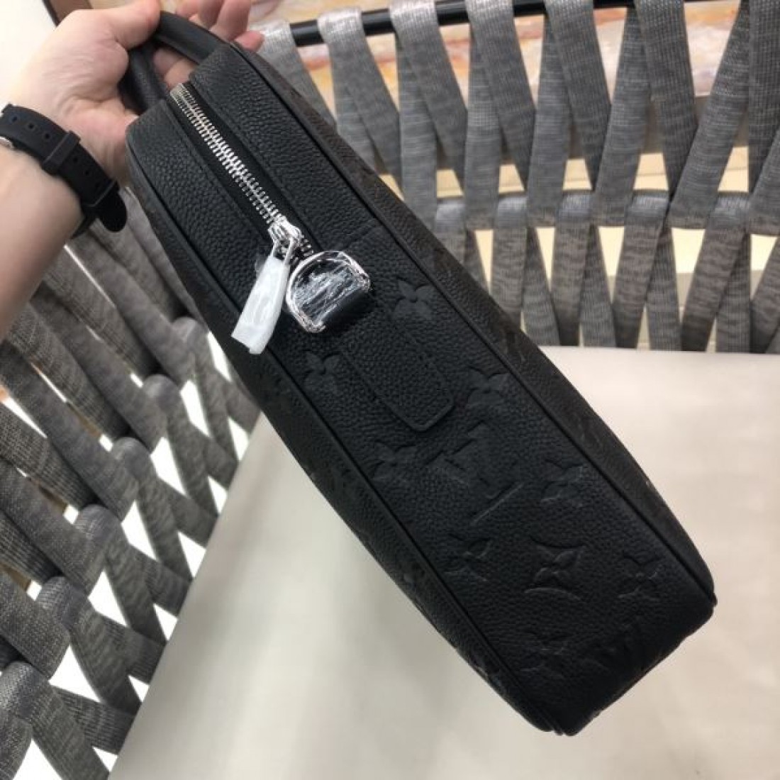 実用性 Louis Vuitton ルイヴィトン コピー ビジネストート モノグラムエンボス 大容量収納 シンプル外観 軽量設計 デイリー対応