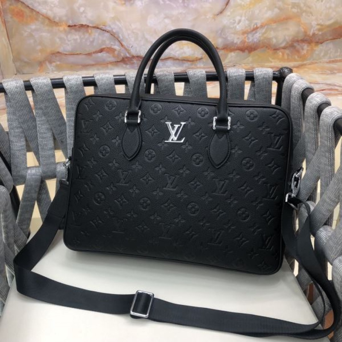実用性 Louis Vuitton ルイヴィトン コピー ビジネストート モノグラムエンボス 大容量収納 シンプル外観 軽量設計 デイリー対応