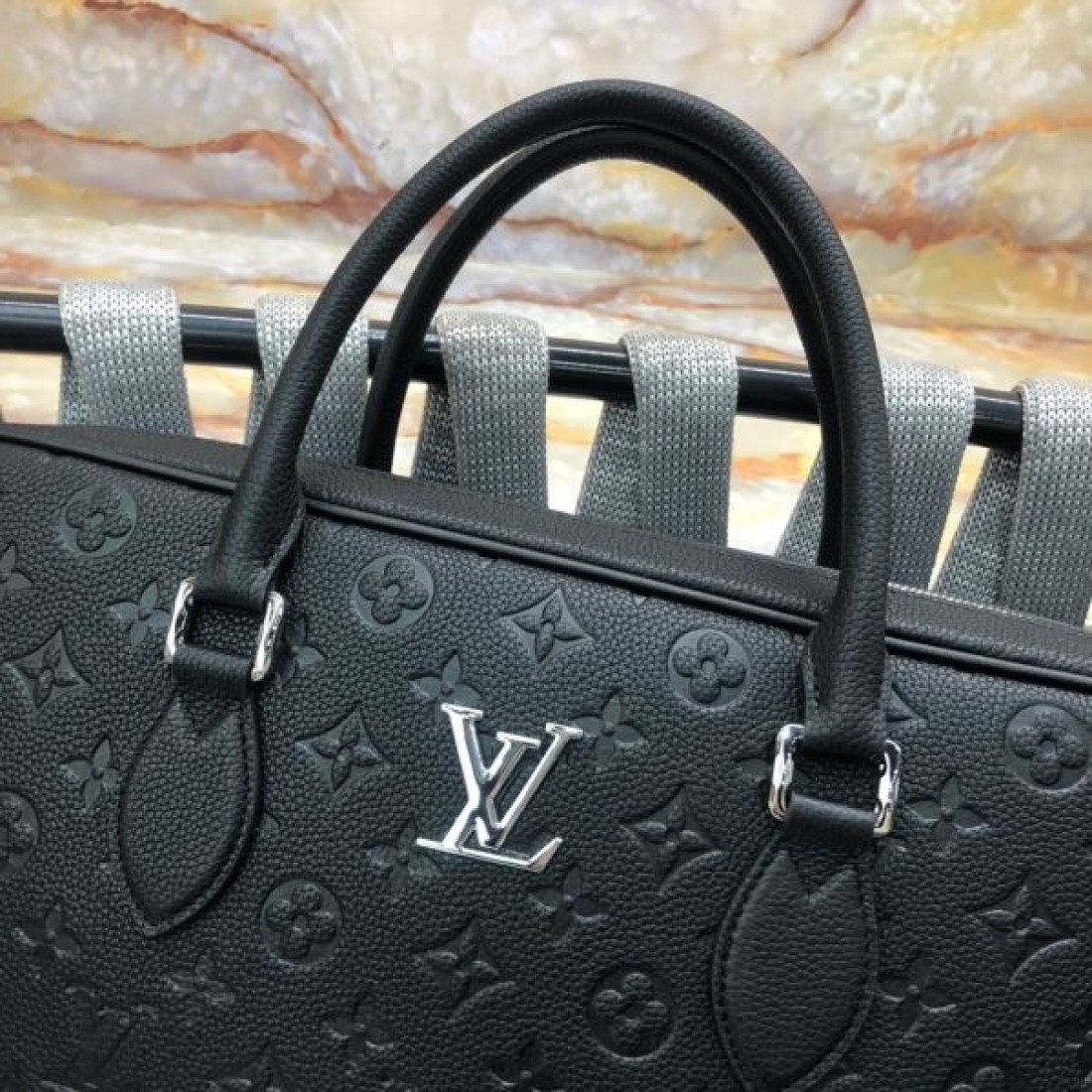 実用性 Louis Vuitton ルイヴィトン コピー ビジネストート モノグラムエンボス 大容量収納 シンプル外観 軽量設計 デイリー対応