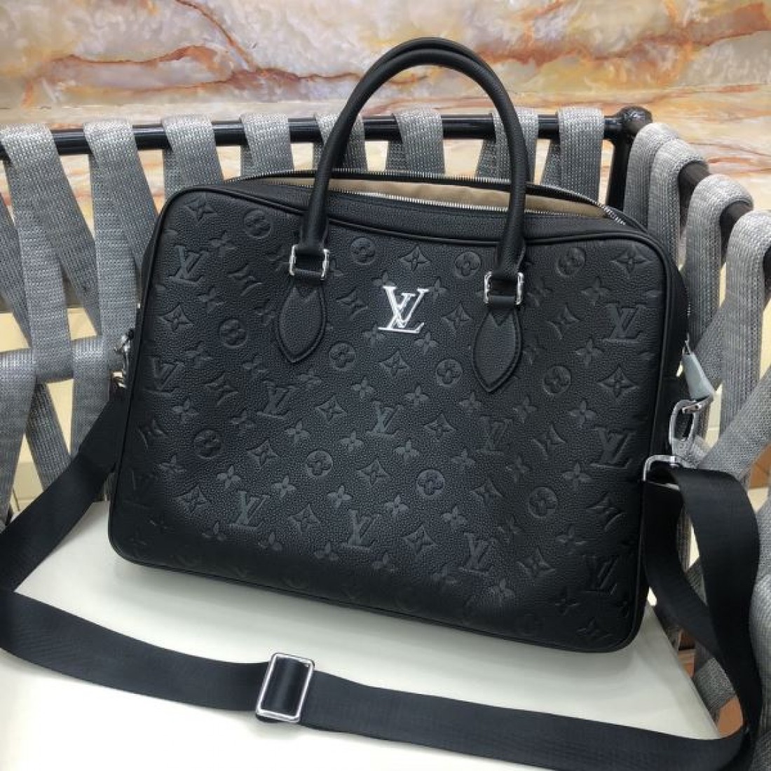 実用性 Louis Vuitton ルイヴィトン コピー ビジネストート モノグラムエンボス 大容量収納 シンプル外観 軽量設計 デイリー対応