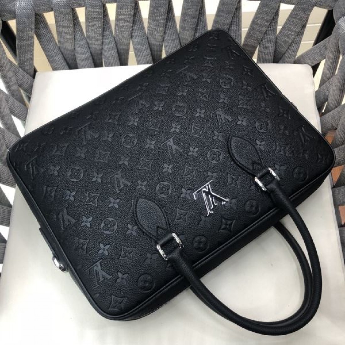 実用性 Louis Vuitton ルイヴィトン コピー ビジネストート モノグラムエンボス 大容量収納 シンプル外観 軽量設計 デイリー対応