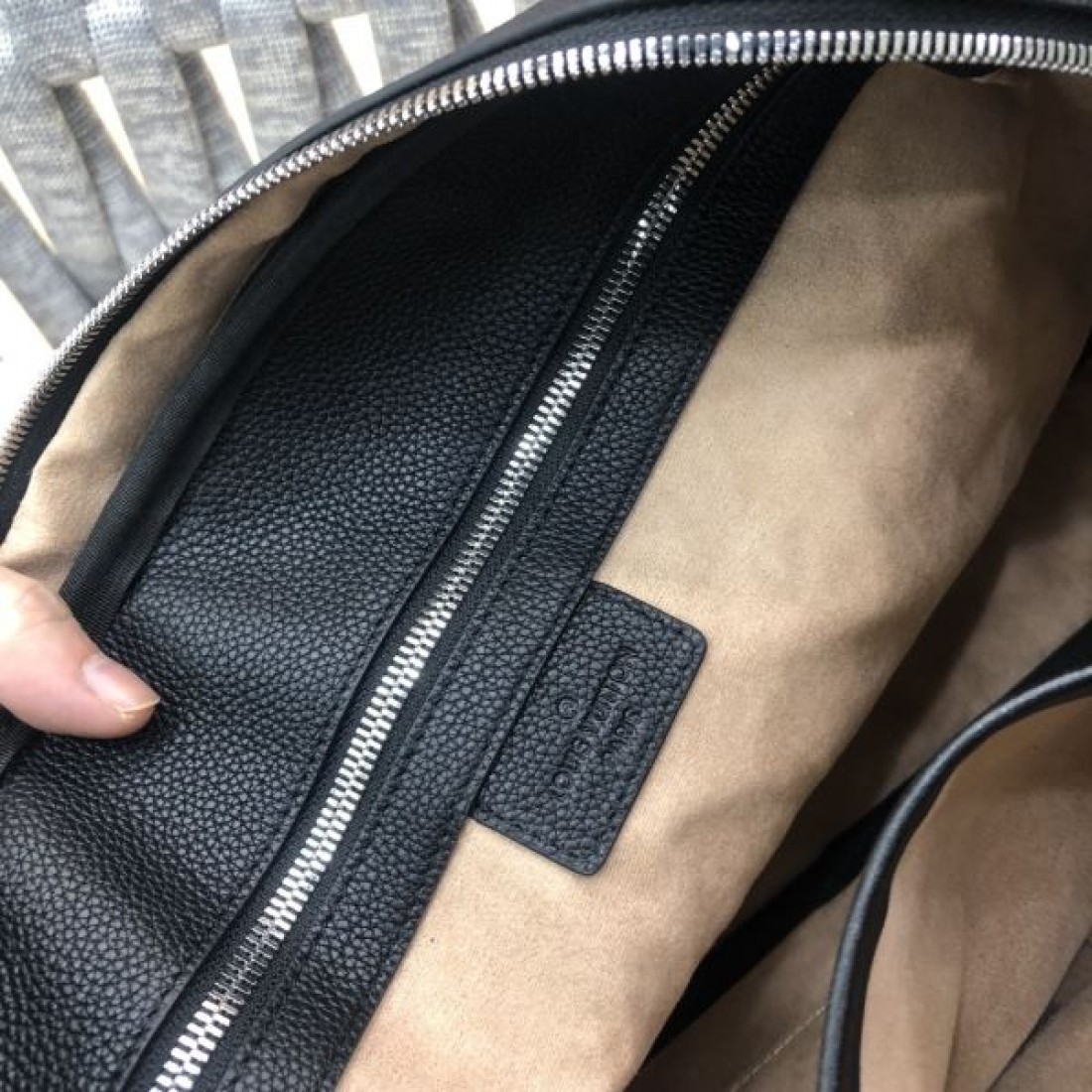 実用性 Louis Vuitton ルイヴィトン コピー ビジネストート モノグラムエンボス 大容量収納 シンプル外観 軽量設計 デイリー対応