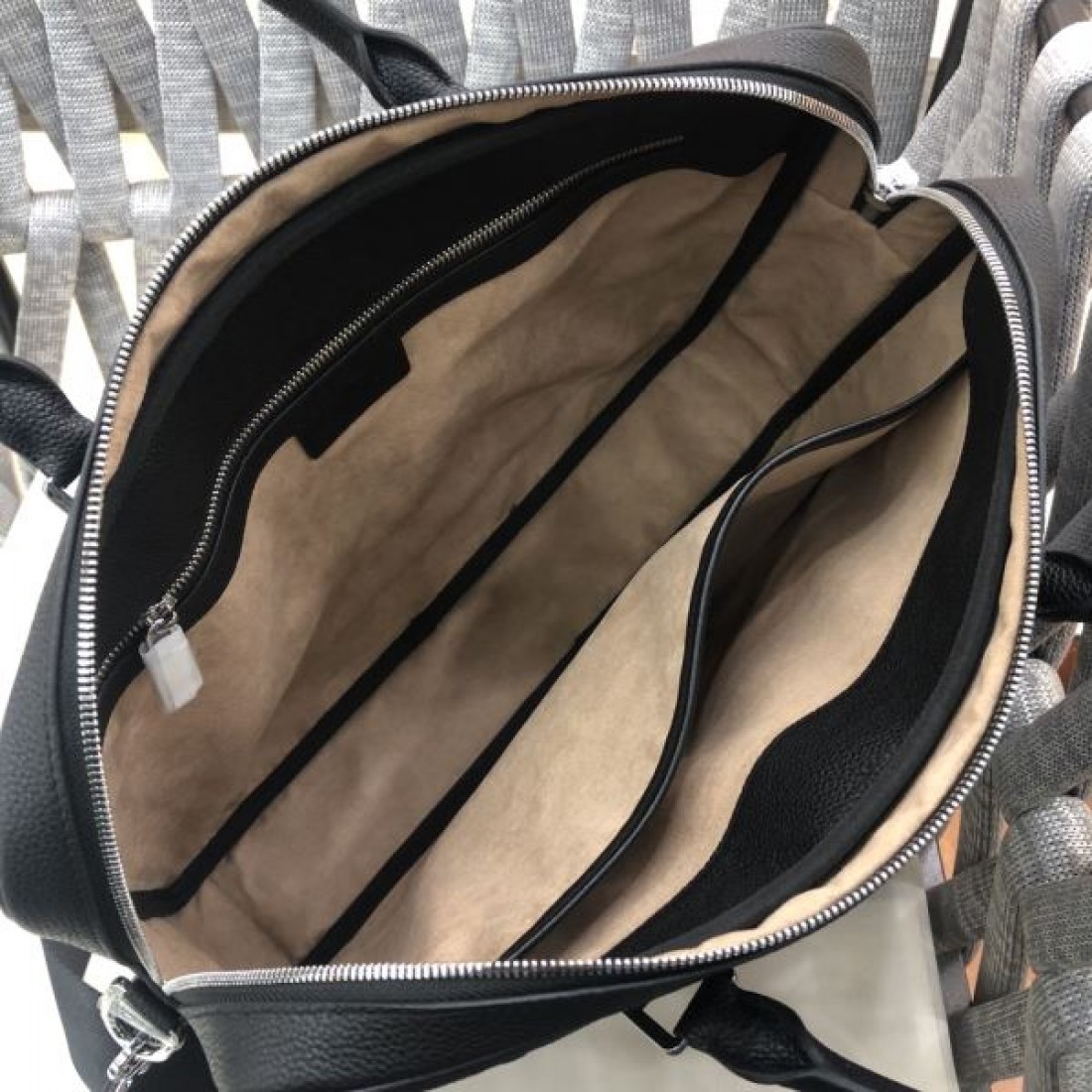 実用性 Louis Vuitton ルイヴィトン コピー ビジネストート モノグラムエンボス 大容量収納 シンプル外観 軽量設計 デイリー対応