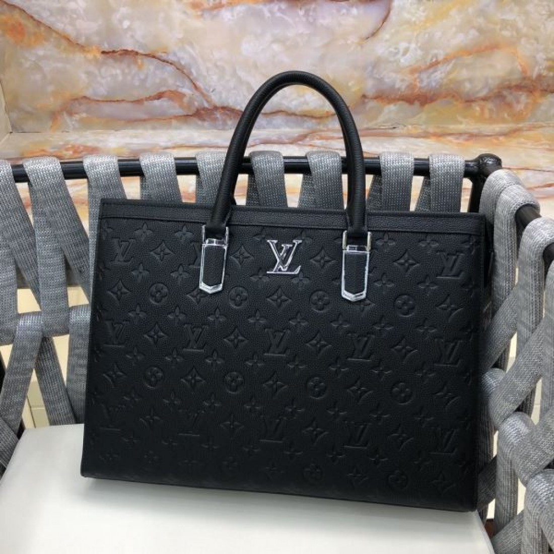 上質 Louis Vuitton ルイヴィトン コピー ブリーフケース レザー素材 スクエアフォルム ハンド＋ショルダー2WAY 大容量収納 通勤対応