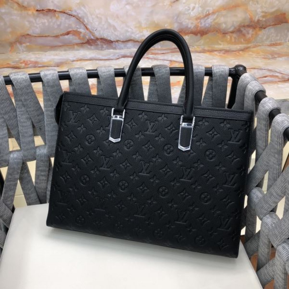 上質 Louis Vuitton ルイヴィトン コピー ブリーフケース レザー素材 スクエアフォルム ハンド＋ショルダー2WAY 大容量収納 通勤対応