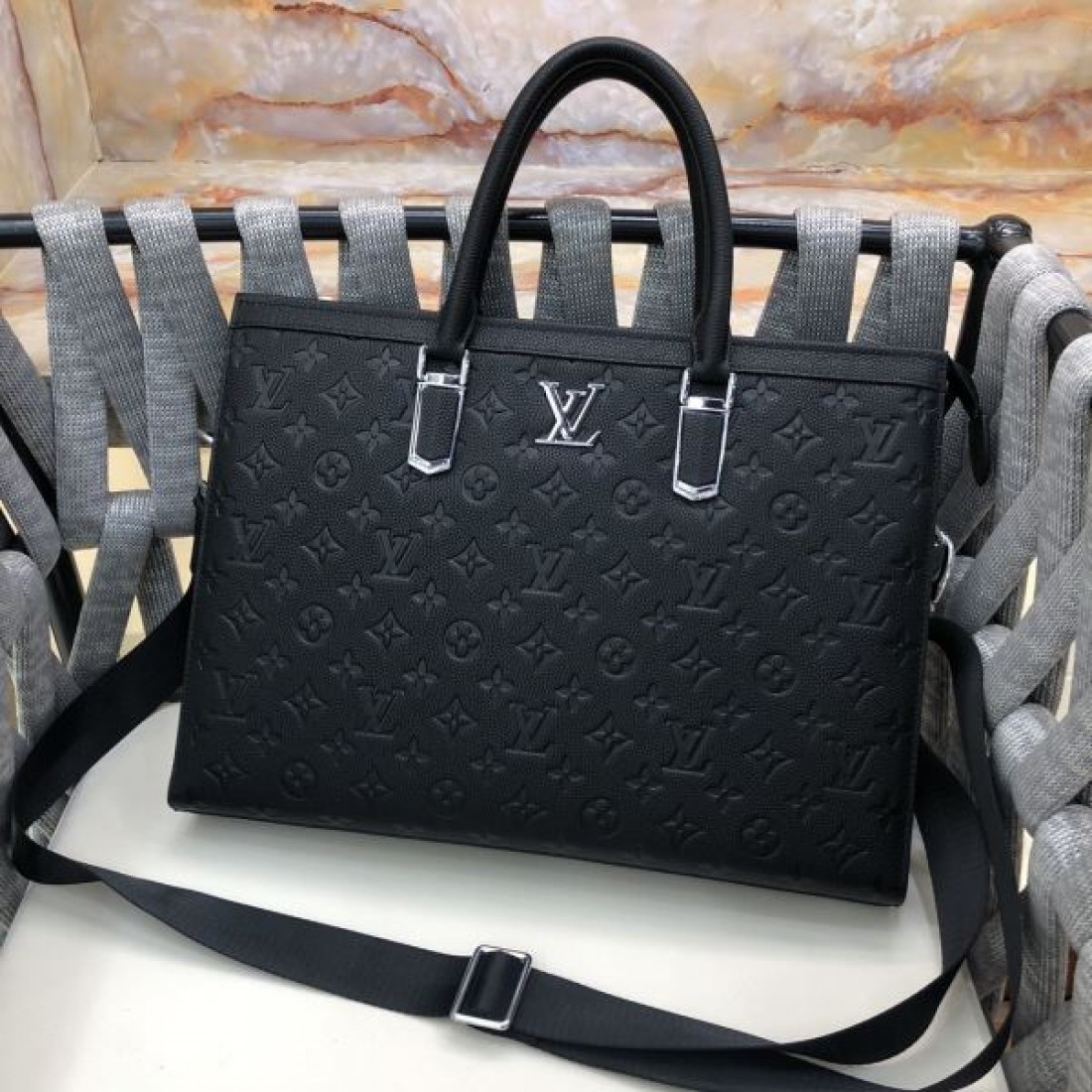上質 Louis Vuitton ルイヴィトン コピー ブリーフケース レザー素材 スクエアフォルム ハンド＋ショルダー2WAY 大容量収納 通勤対応
