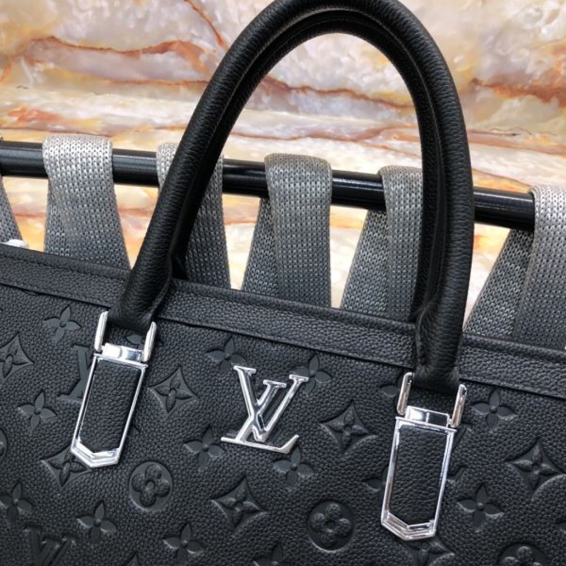 上質 Louis Vuitton ルイヴィトン コピー ブリーフケース レザー素材 スクエアフォルム ハンド＋ショルダー2WAY 大容量収納 通勤対応