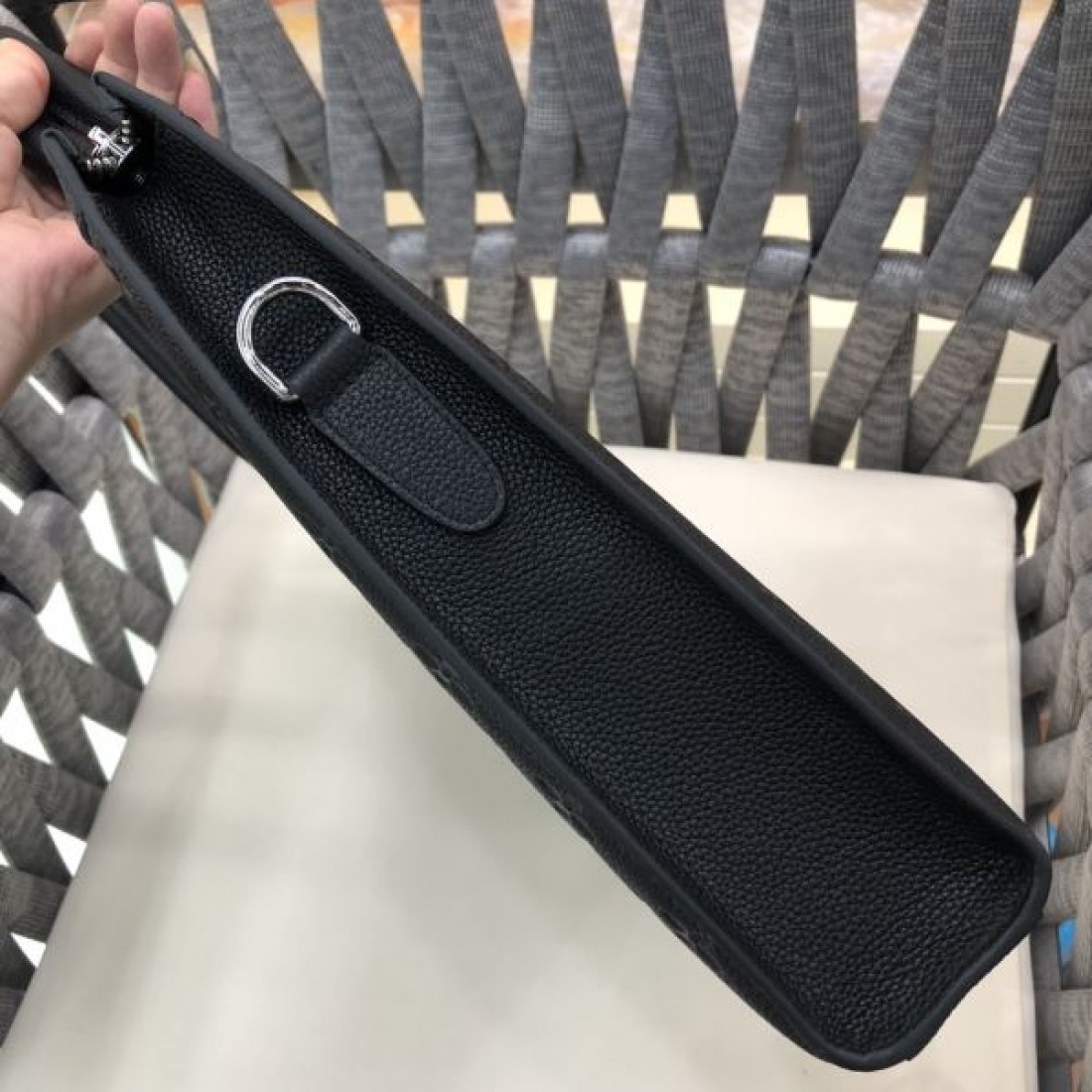 上質 Louis Vuitton ルイヴィトン コピー ブリーフケース レザー素材 スクエアフォルム ハンド＋ショルダー2WAY 大容量収納 通勤対応